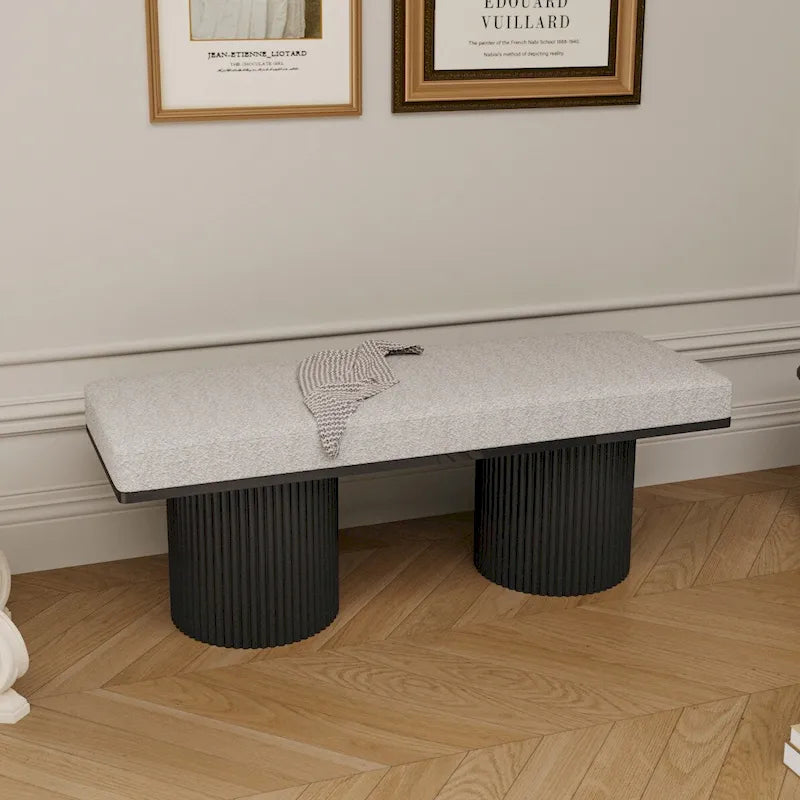 Panca imbottita con gambe nere massicce in tessuto bouclé grigio chiaro, stile contemporaneo, panca ai piedi del letto per camera da letto e soggiorno