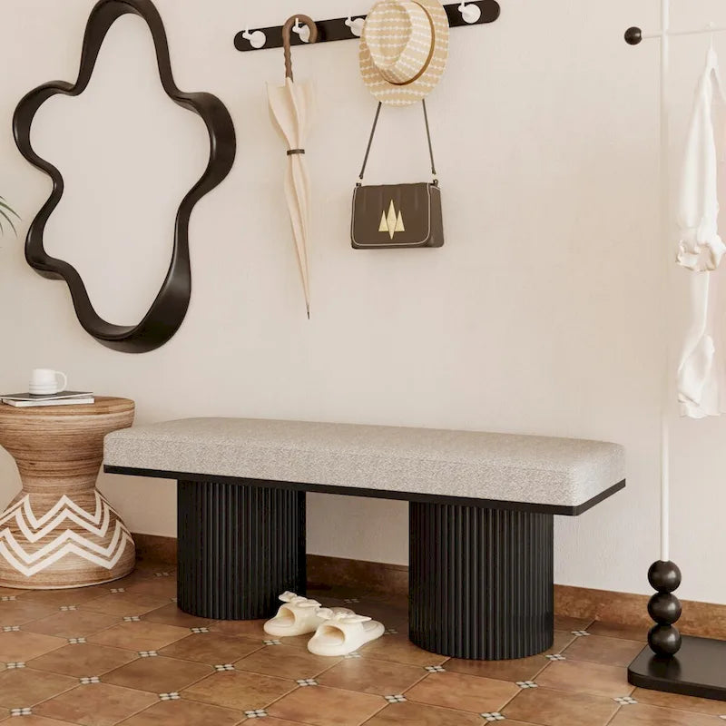 Panca imbottita con gambe nere massicce in tessuto bouclé grigio chiaro, stile contemporaneo, panca ai piedi del letto per camera da letto e soggiorno